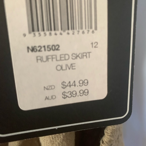 Nuinui mini skirt with tags attached - Picture 5 of 5